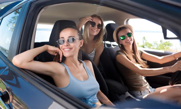 Des amis joyeux conduisant une voiture — Photo