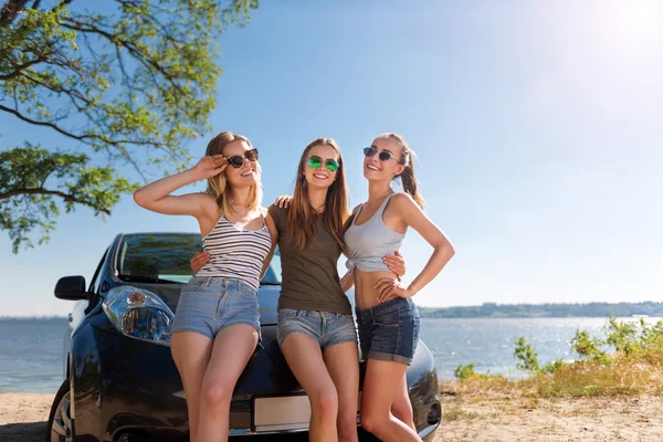 Positive Freunde ruhen sich am Ufer aus — Stockfoto