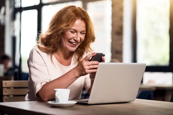 Aranyos nőjét szúró telefon — Stock Fotó