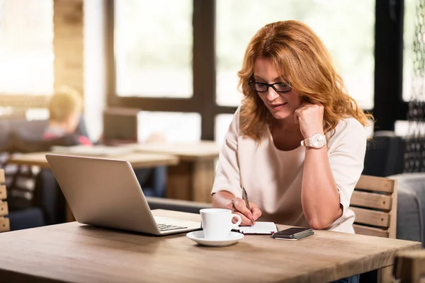 Geschäftsfrau macht sich Notizen — Stockfoto