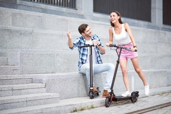 Vrolijke vrienden samen rusten — Stockfoto