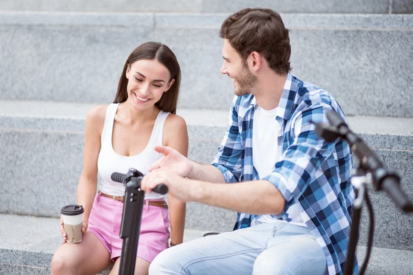 Amigos sonrientes descansando juntos — Foto de Stock