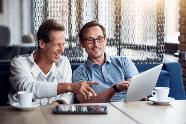 Dois homens segurando computador — Fotografia de Stock