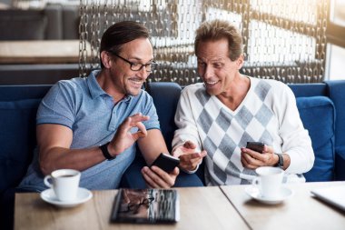 Güzel erkekler akıllı telefonlar kullanarak
