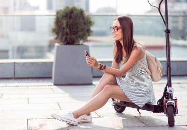 Cep telefonu kullanan pozitif kadın