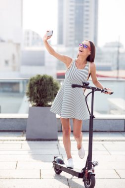 Çok memnun gülümseyen kadın selfies yapma