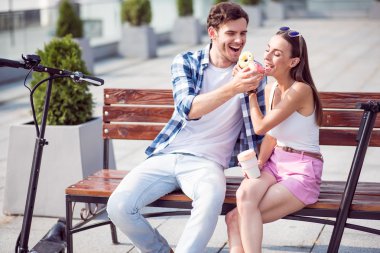 Çörek yiyen hoş seven çift