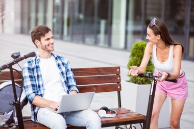 konuşan neşeli arkadaşlar