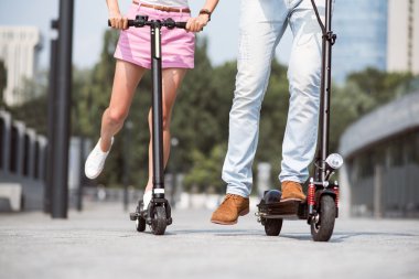 Scooter kullanarak hoş arkadaşları