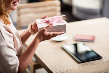 Harika hediye tutan güzel kadın