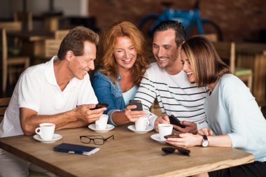 Pozitif erkekler ve kadınlar akıllı telefonlar ile