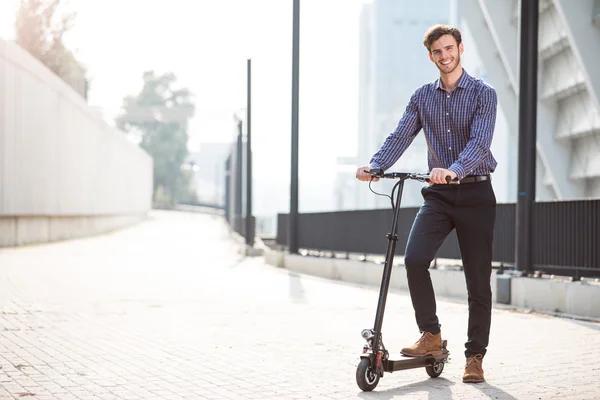 Lachende man rijden een kick scooter — Stockfoto