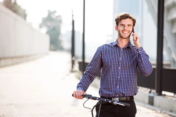 Homem alegre falando no celular — Fotografia de Stock