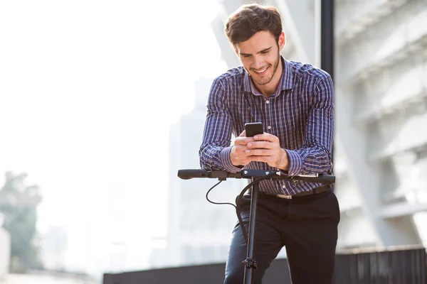 Cheerful man using cell phone — Stock Photo, Image