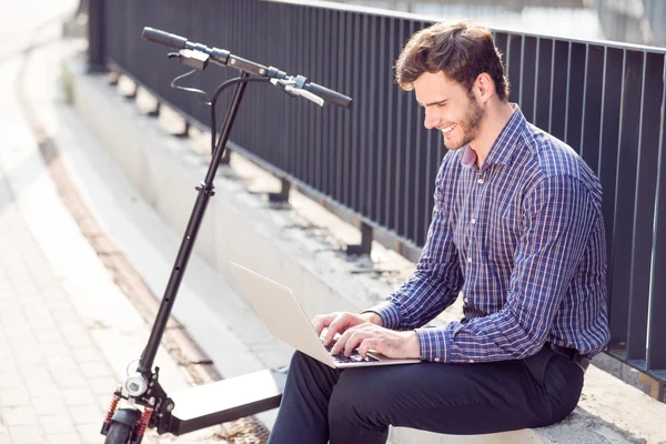 Homem alegre usando laptop — Fotografia de Stock