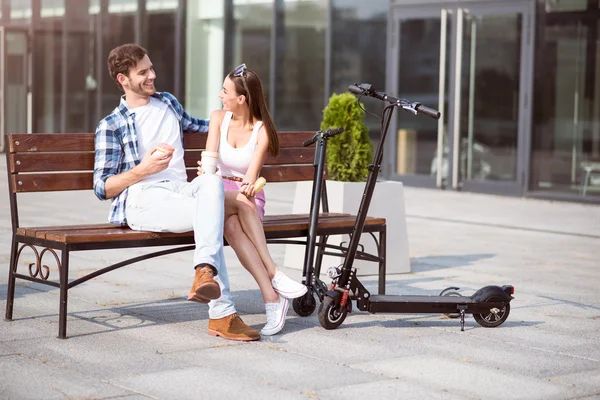 Fröhliche Freunde ruhen sich auf der Bank aus — Stockfoto