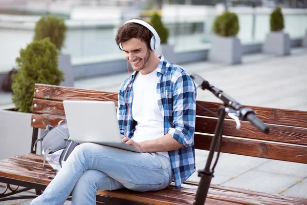 Cheerful man sitting on the bench — Stock Photo, Image