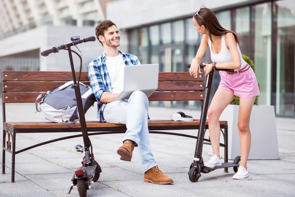 Fröhliche Freunde bei einem netten Gespräch — Stockfoto