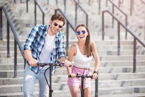 Amici gioiosi che cavalcano scooter — Foto Stock