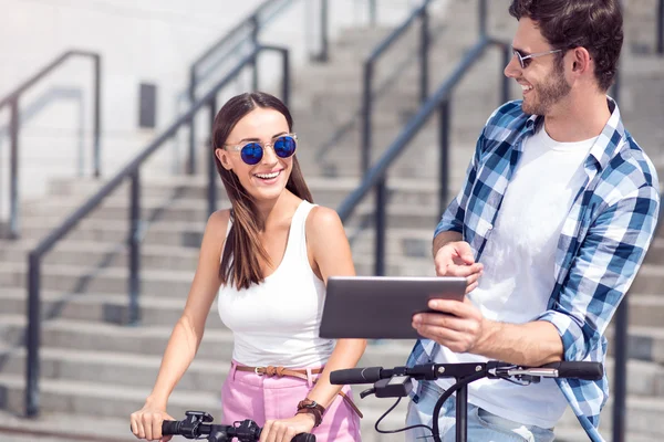 Amigos positivos usando tablet — Fotografia de Stock