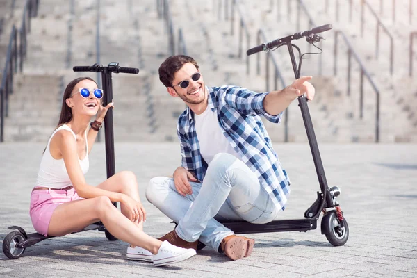 Fröhliche Freunde, die zusammen ruhen — Stockfoto