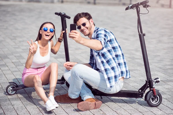 Freudige Freunde, die Selfies machen — Stockfoto