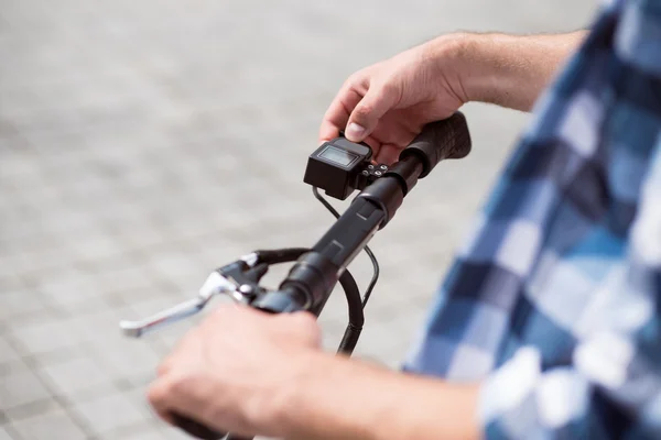 Angenehmer Mann auf einem Kickboard — Stockfoto