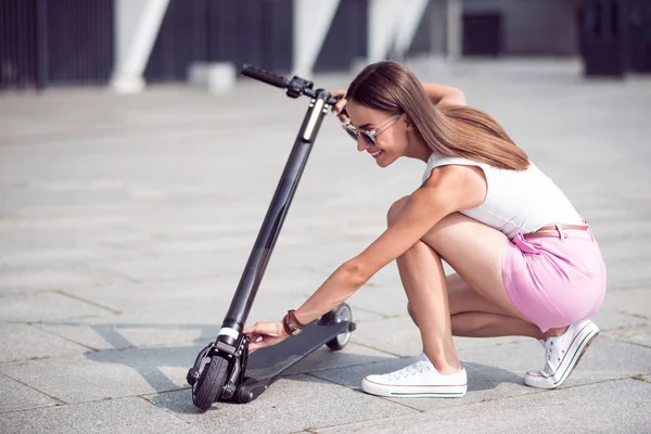 Mujer alegre usando patinete scooter — Foto de Stock