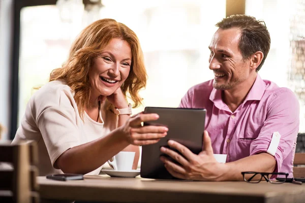 Hombre y mujer sosteniendo tableta digital —  Fotos de Stock