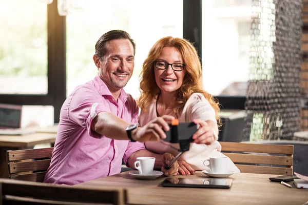 Hombre y mujer haciendo selfies —  Fotos de Stock