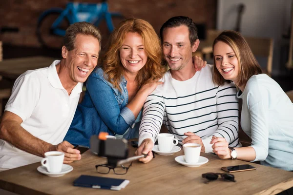 Positive Männer und Frauen beim Selfie — Stockfoto