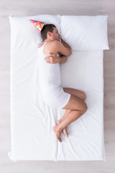 Pemuda kesepian tidur di tempat tidur — Stok Foto