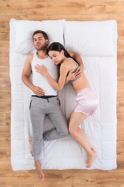 Schönes Paar, das zusammen auf dem Bett schläft — Stockfoto