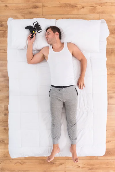 Joven relajado durmiendo en la cama — Foto de Stock