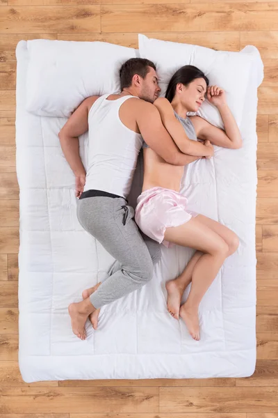 Pasangan yang indah tidur di tempat tidur — Stok Foto