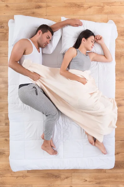 Bom casal dormindo na cama — Fotografia de Stock