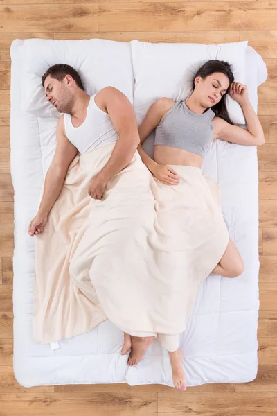 Bonito hombre y mujer durmiendo juntos en la cama —  Fotos de Stock