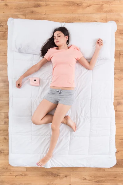 Niza joven mujer durmiendo en la cama —  Fotos de Stock