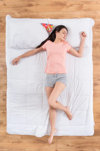 Belle jeune femme couchée et dormant sur le lit — Photo