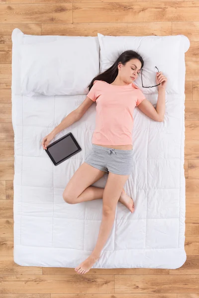 Piękna młoda kobieta śpi na łóżku — Zdjęcie stockowe