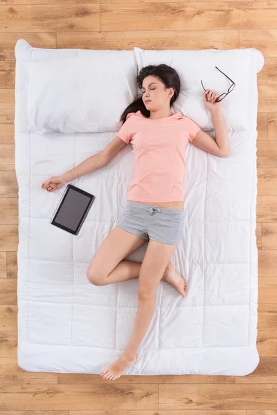 Ponad zmęczony kobieta śpi na łóżku — Zdjęcie stockowe
