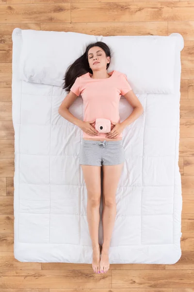 Bela jovem mulher dormindo na cama — Fotografia de Stock