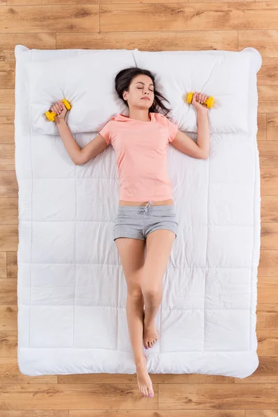 Wanita muda yang cantik tidur di tempat tidur — Stok Foto