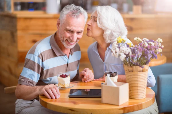 Pareja mayor positiva descansando en el café — Foto de Stock