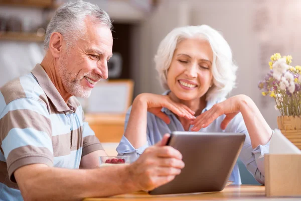 Positive senior couple resting in the cafe — Stock Photo, Image