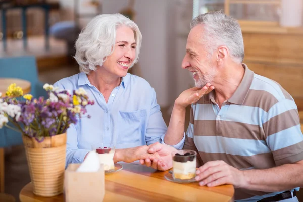 Alegre pareja amorosa descansando en el café — Foto de Stock