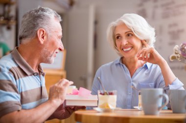 Neşeli çift masada oturuyor