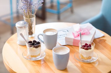 Masada duran kahve fincanları