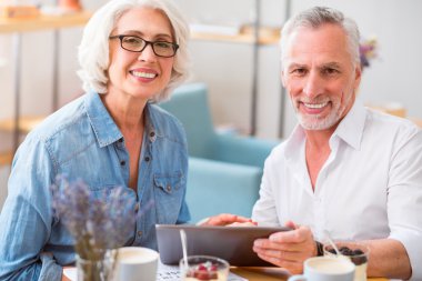 Çift kafede oturan gülümseyen güzel