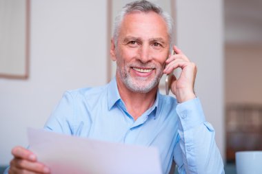 Cep telefonuyla konuşan neşeli adam